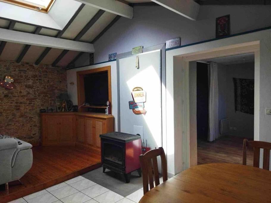 Charmante Maison Atypique En Village Saint-Colombin Exterior photo